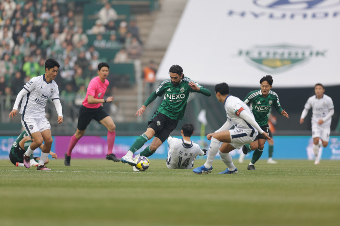 Compagno Bay is pulped, the rest are closed...Foreigners' Dilemma Blocking Jeonbuk's Rebound