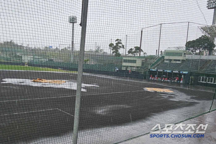 The front desk was supposed to be the referee, but you can just throw the starter. Even the wind of yam-ryang is in vain. SSGLG's last practice game was canceled due to strong rain 