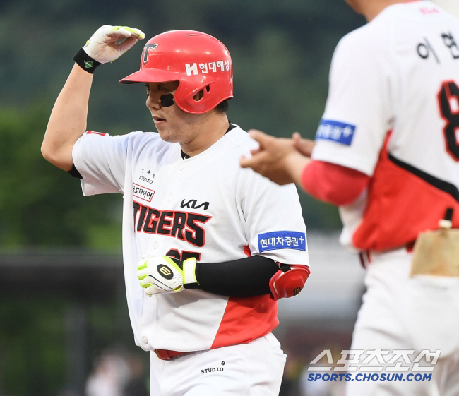 It was hard to catch the true throw that the big gun who left the first base and returned to the outfield told the top shortstop and MVP. I'm sorry I didn't catch you.