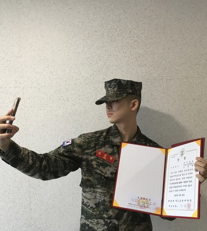 Kim Gu-ra, if you can't avoid a selfie after receiving an award from the model Marine Corps, let's enjoy it