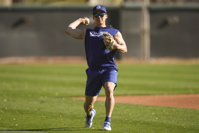 Kim Hye-sung disappeared from the expected lineup, and Roberts' sigh is far from being a complete hitter with a cold gaze on a hitter in his 10% range