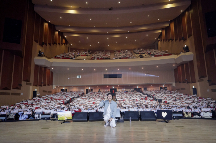 Kim Nam-gil talks with fans for 310 minutes..2025 fan meeting tour 'Road to Gil' in Seoul