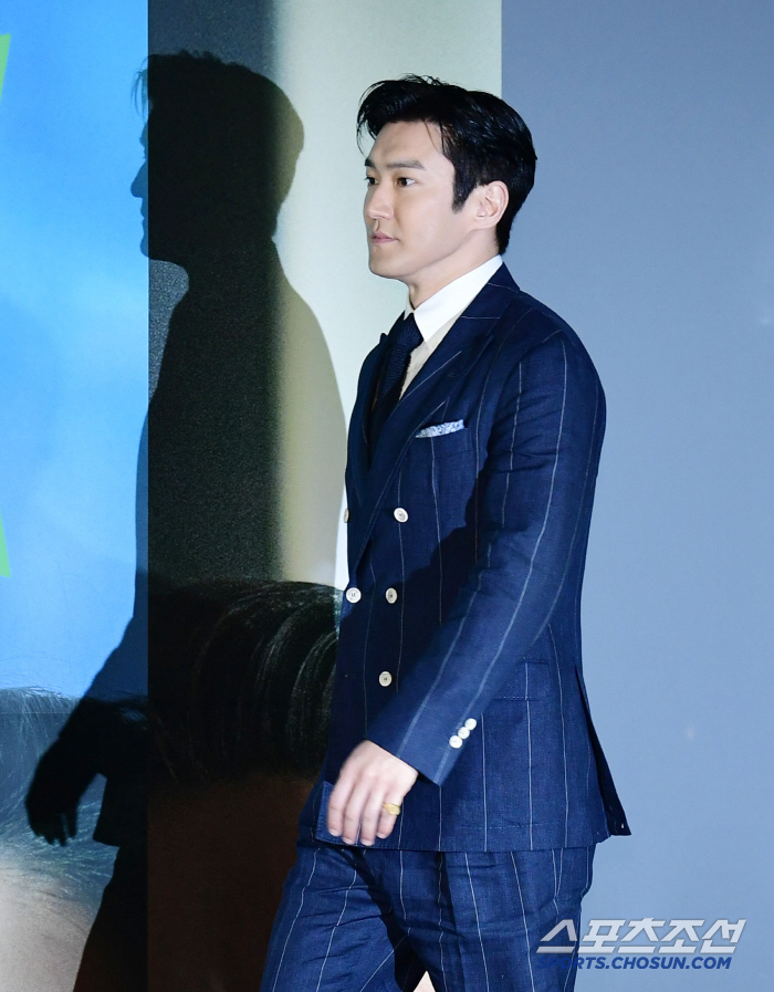  Actor Choi Siwon's shadow is cool, too