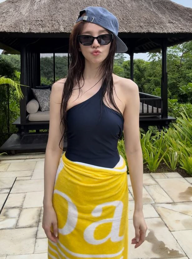  Yun Eun-hye, who showed off her solid monokini appearance in Bali after returning to Bebok...'Are you 40 years old?'