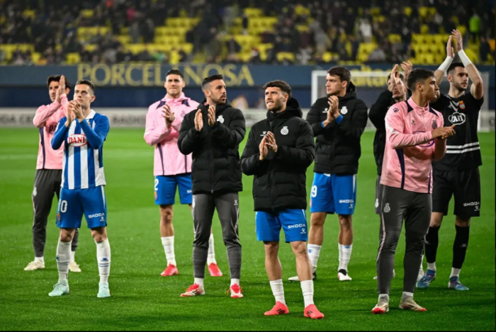 This absurdity brings Villarreal to a flood crisis with spectators → postponement of the game...I'm glad there wasn't a riot